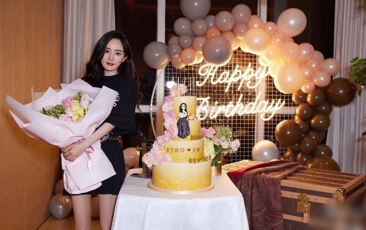 原创杨幂生日会现场曝光,大咖云集将其簇拥,豪华布置堪比晚会