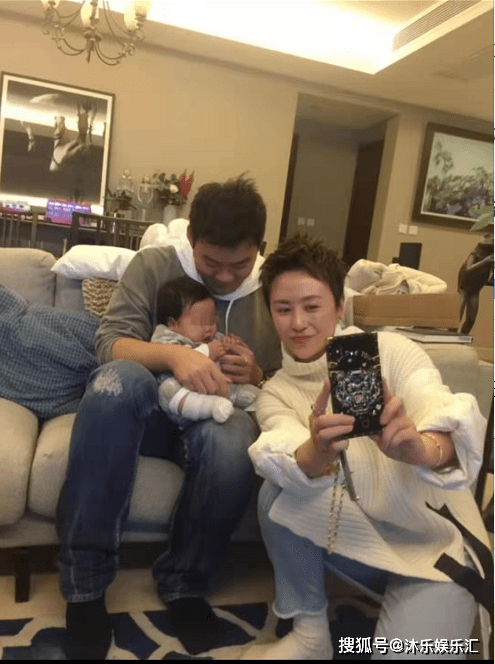 马丽高龄产子后,常晒萌宠背影照片,女大男11岁的婚姻很幸福