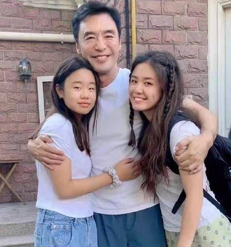 钟懿|钟镇涛17岁女儿穿衣好大胆！深v吊带碎花裙配大波浪，酒窝笑超甜