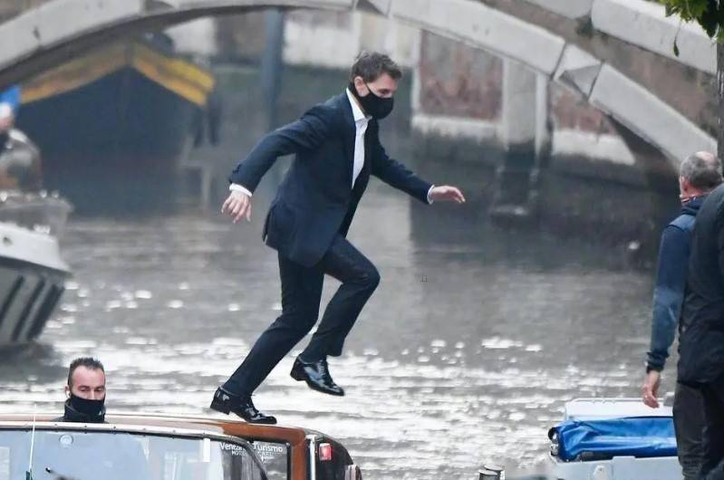 进行|阿汤哥拍摄跳伞场景，使用高频设备清场，却致牛群卧倒在草地上