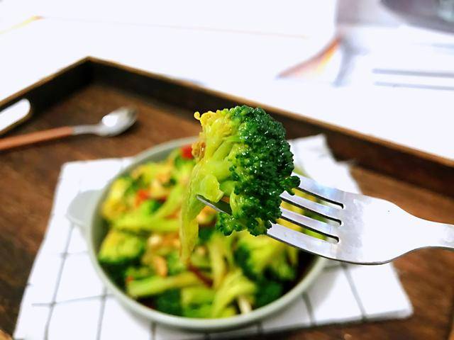 素炒西兰花怎么炒才翠绿 07905b4d14ac44e3a63807d84cbc6fd0.jpeg