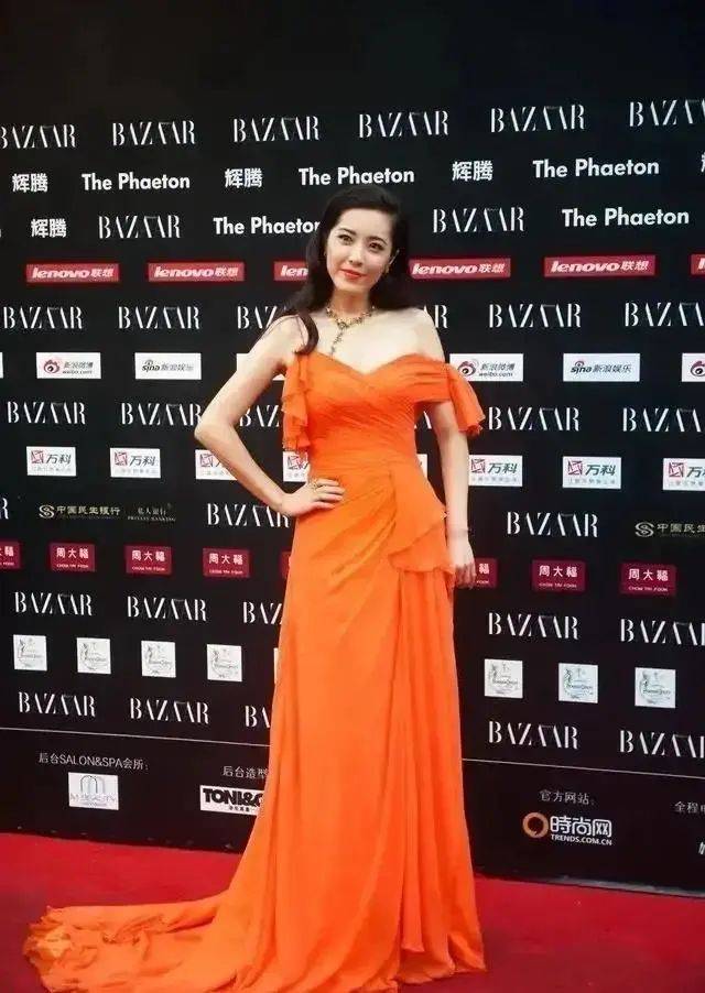 长发|曾黎穿橘色单肩长裙秀事业线!雪肤玉貌太性感迷人