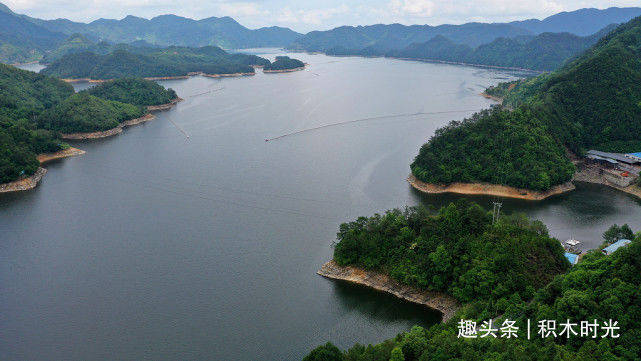 如果有一种美叫千岛湖的美，千岛湖上游风光秀丽吸引游人。