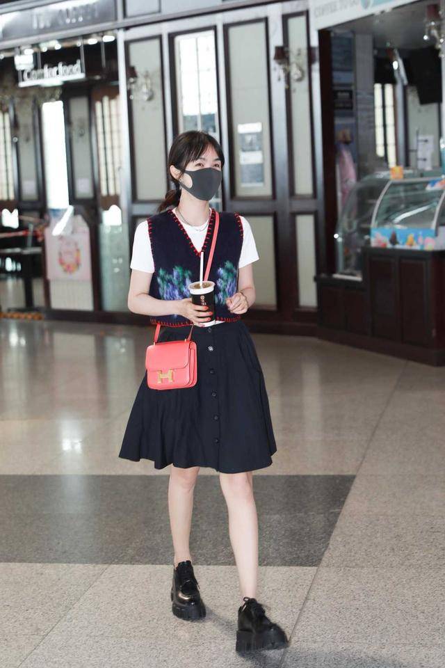 厚底|李菲儿真会“赶时髦”，针织马甲配T恤清新简约，俏皮活泼