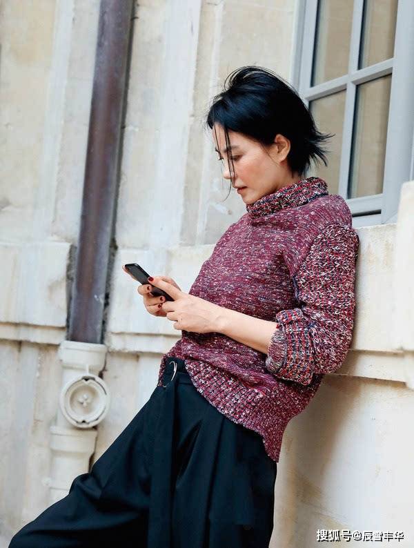 服装|王菲还真是会打扮自己，针织衫搭配萝卜裤，轻松打造出休闲时尚感