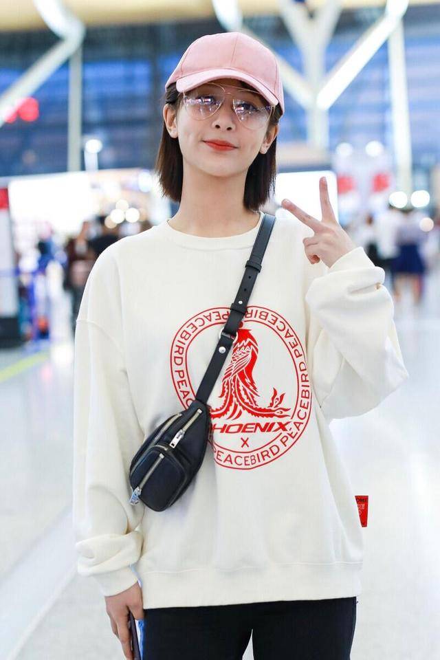 女神|杨紫气质全开，穿白色卫衣+牛仔裤，配上马丁靴好帅气！