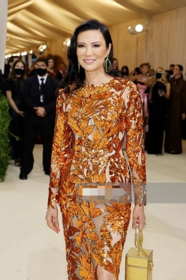 设计|52岁邓文迪才是红毯王者！穿奢华礼服尽显名媛范，涂裸色口红都美