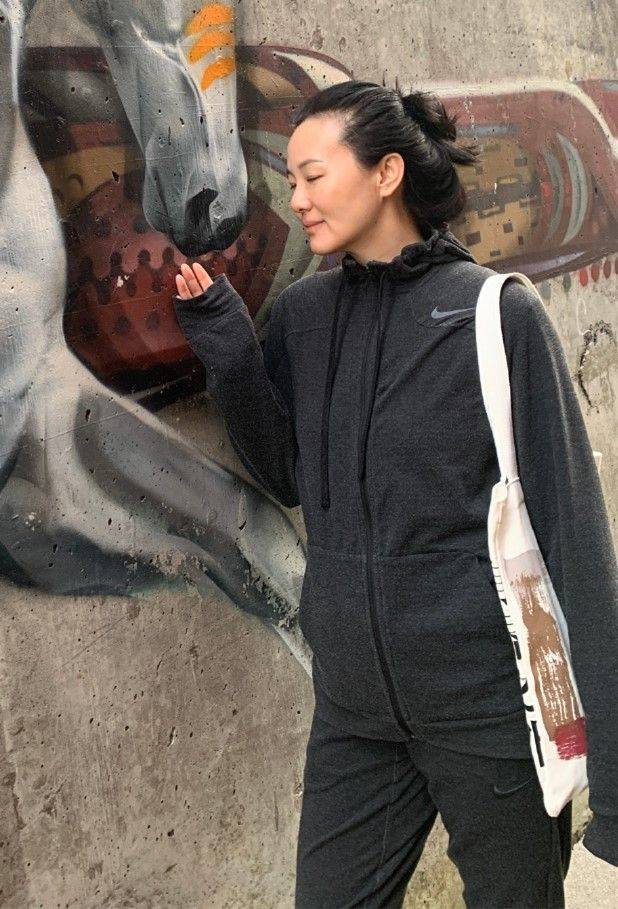 颜色|咏梅走机场被拍到，穿紧身T恤身材是下垂走形，但她气质优雅啊！
