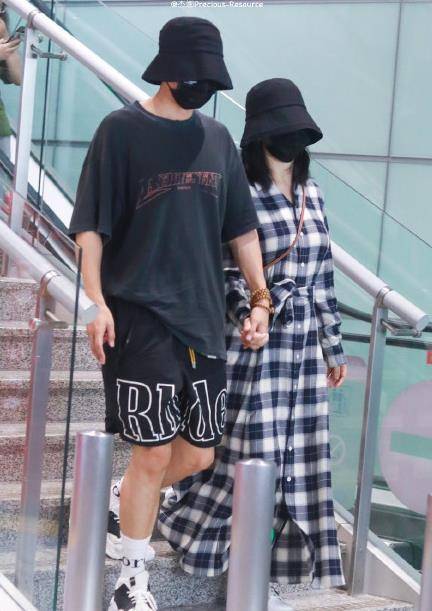 名字|罕见秀恩爱！谢娜和张杰一同出行，两人十指紧扣画面超甜！