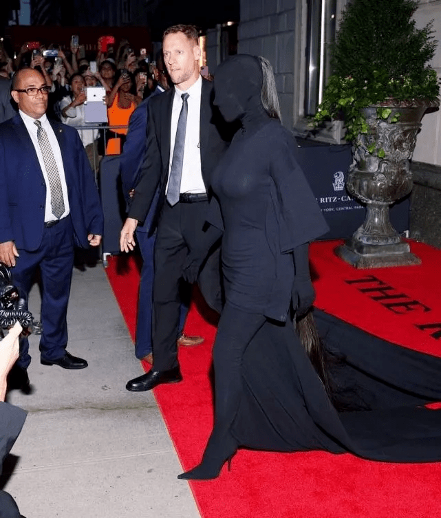 卡戴珊|红毯比美!谷爱凌海莉同穿深v裙秀性感,卡戴珊全身裹黑布抢风头