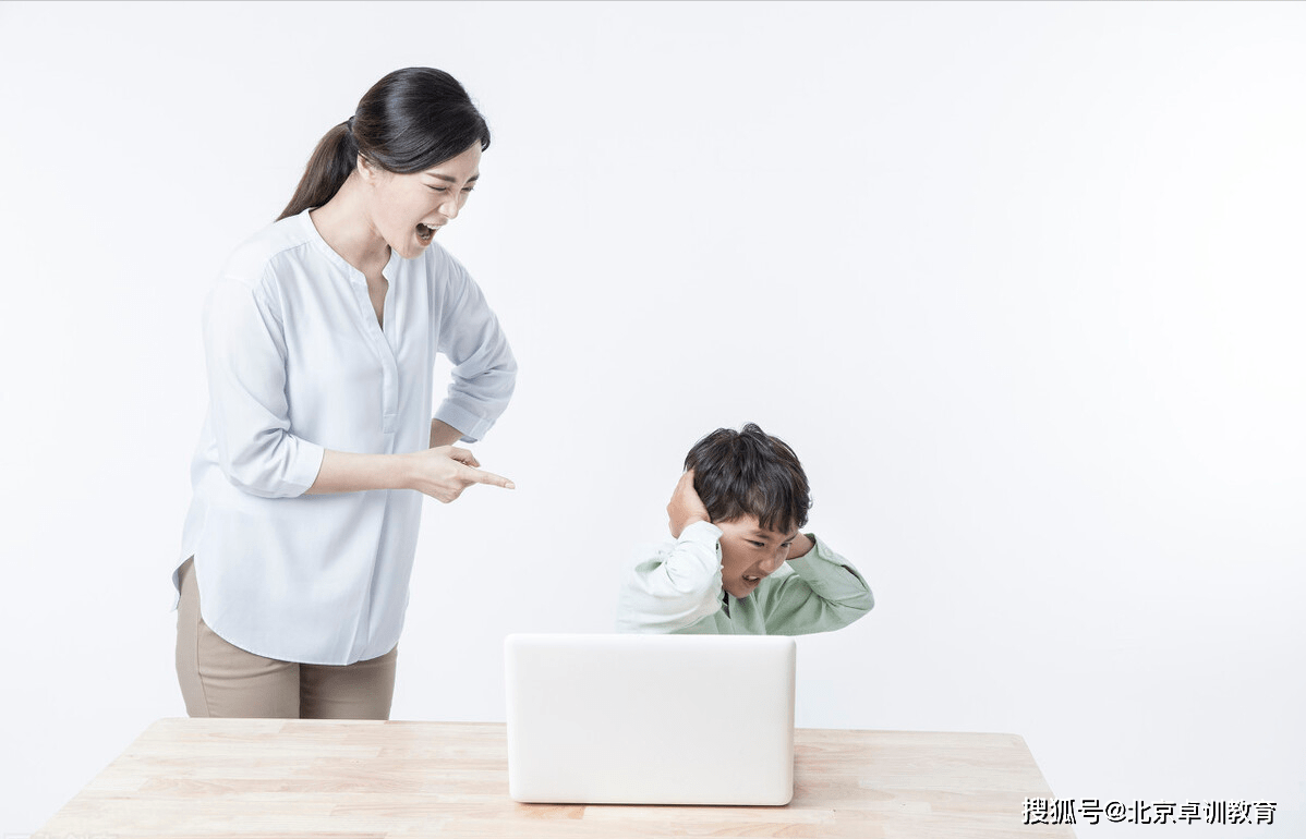 作为家长,我们要明白一个道理:带情绪的教育孩子是不能解决根本问题的