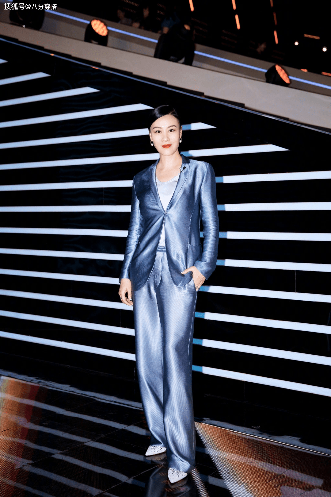 一身|邬君梅越老越有韵味，一袭黑色连衣裙端庄优雅，气场全开真惹眼