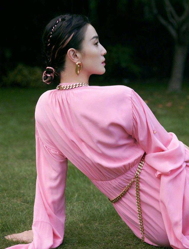 宋佳|宋佳难得温柔一回，身穿粉色连衣裙甜美温柔，“御姐”秒变淑女