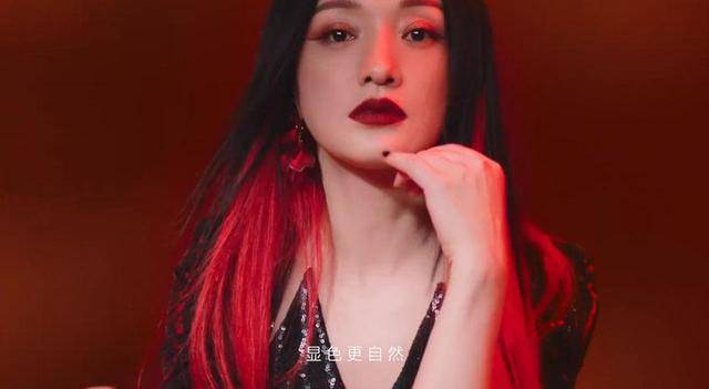 周迅|头回见周迅这造型，时隔13年穿亮裙化赤狐妆变“小唯”，快认不出
