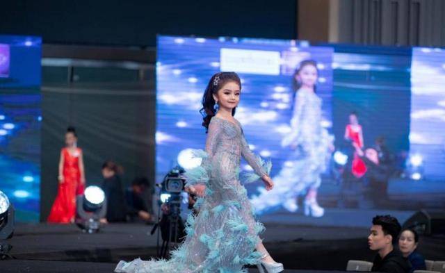 羽毛|7岁女孩芙瑞雅参加选美，穿起礼裙宛如超模，长大又是美人胚子