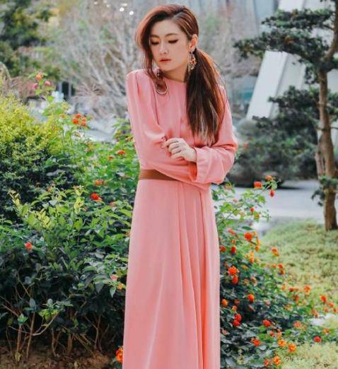 腰肢|任家萱变得更美了，穿一袭粉裙出场尽显少女感，根本不像是39岁