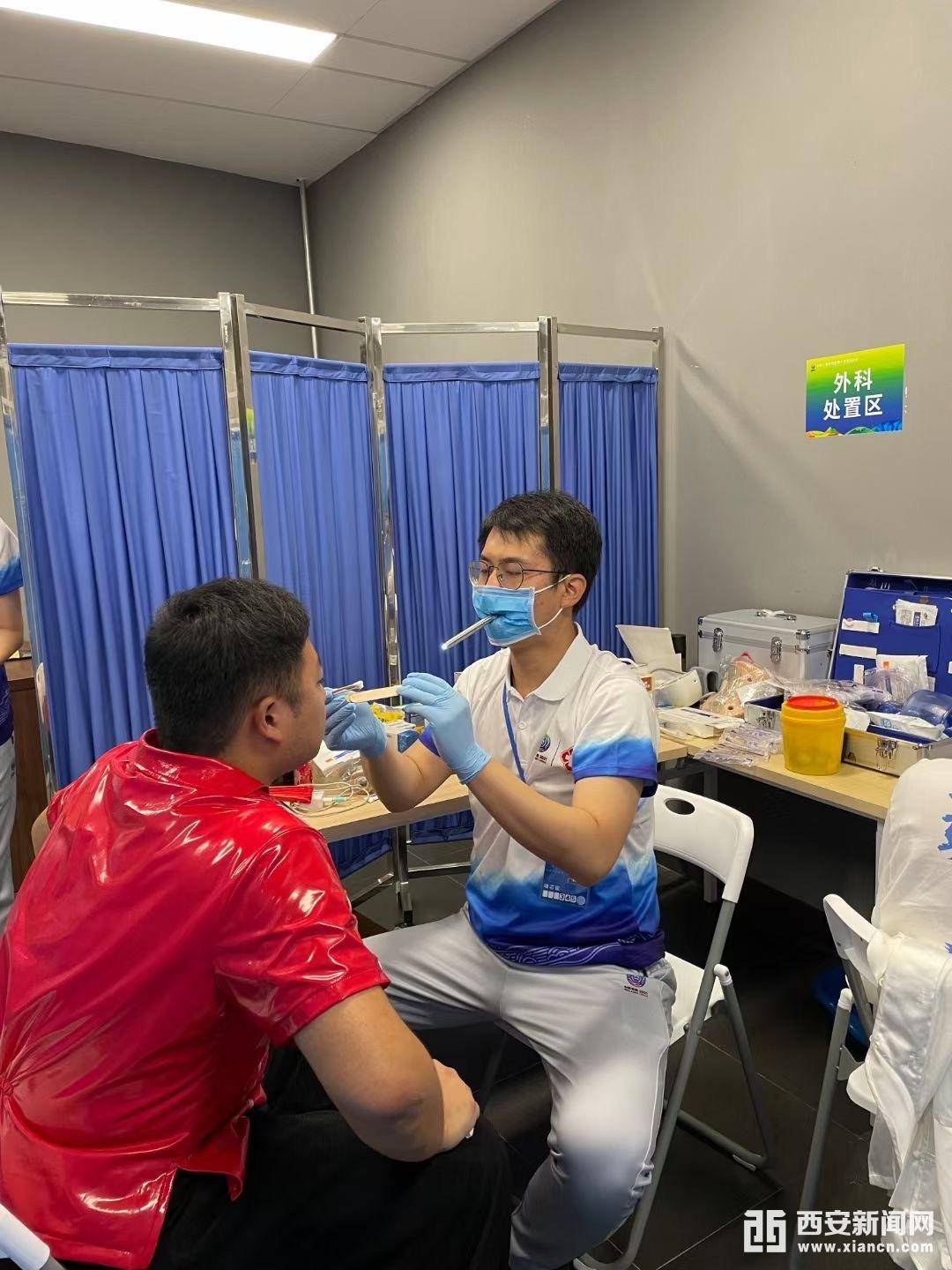 异物感|榨菜梗卡在扁桃体 医疗保障医生一分钟取出