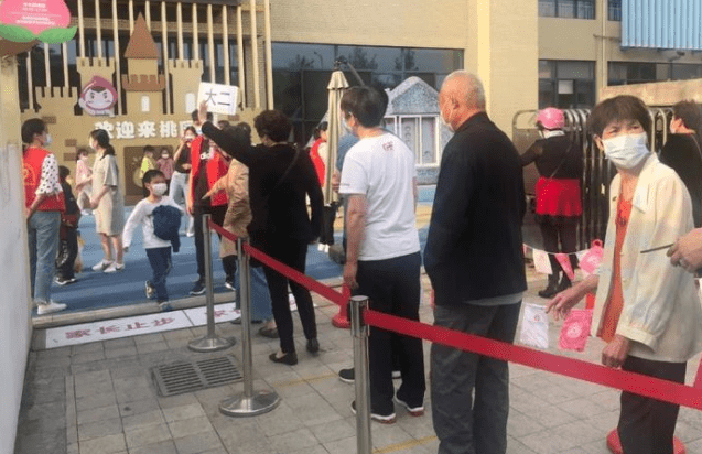 办学|排队抢入学名额已成过去，多地幼儿园开学遇冷，出现“一孩难求”