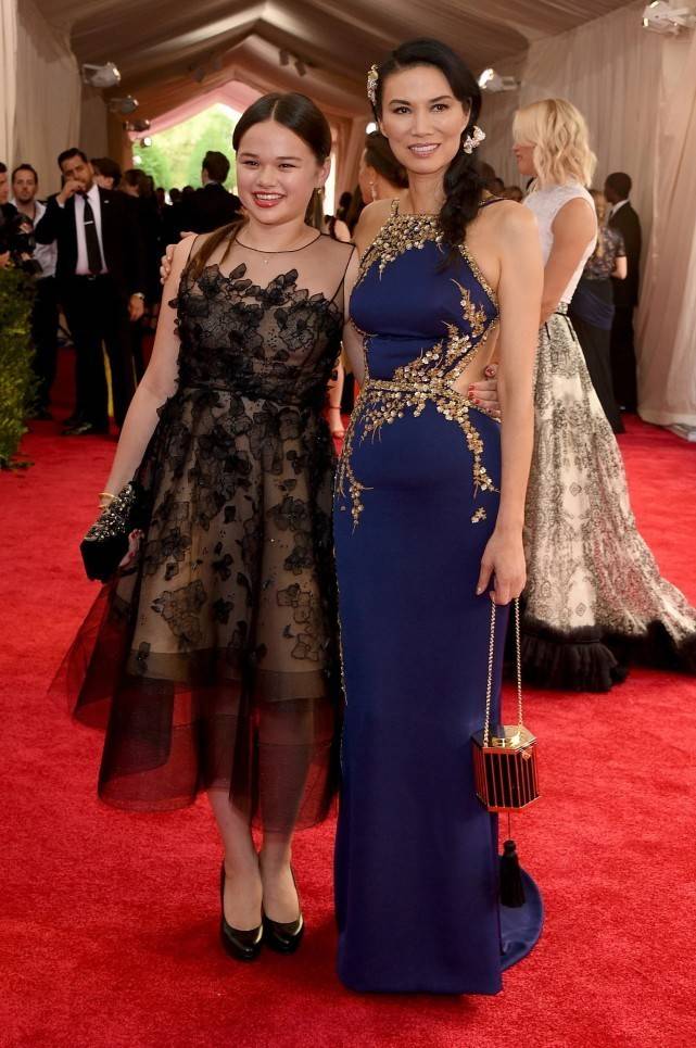 设计|52岁邓文迪才是红毯王者！穿奢华礼服尽显名媛范，涂裸色口红都美