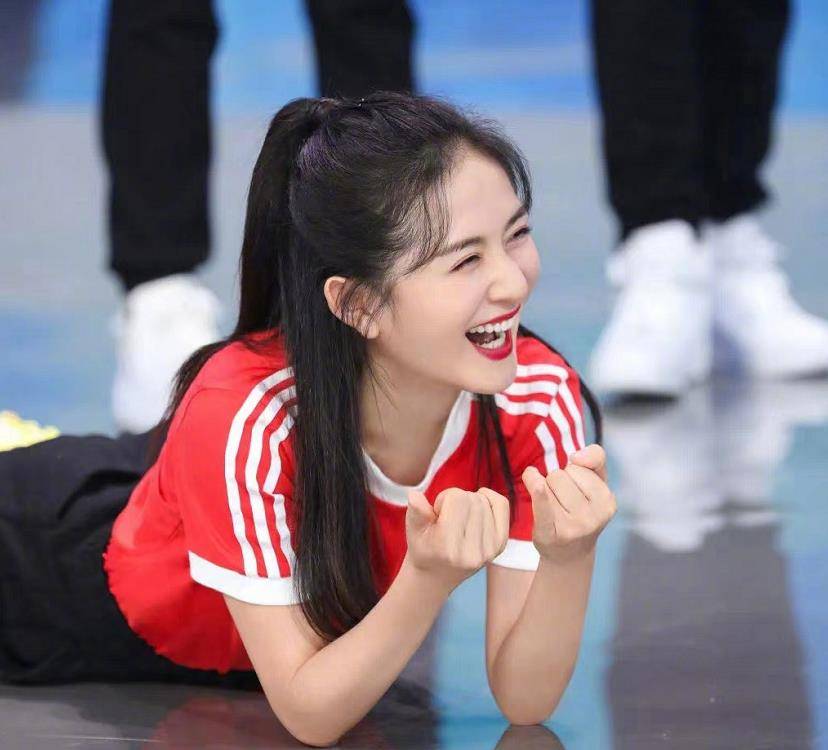 名字|罕见秀恩爱！谢娜和张杰一同出行，两人十指紧扣画面超甜！