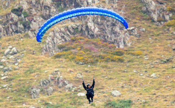 进行|阿汤哥拍摄跳伞场景，使用高频设备清场，却致牛群卧倒在草地上