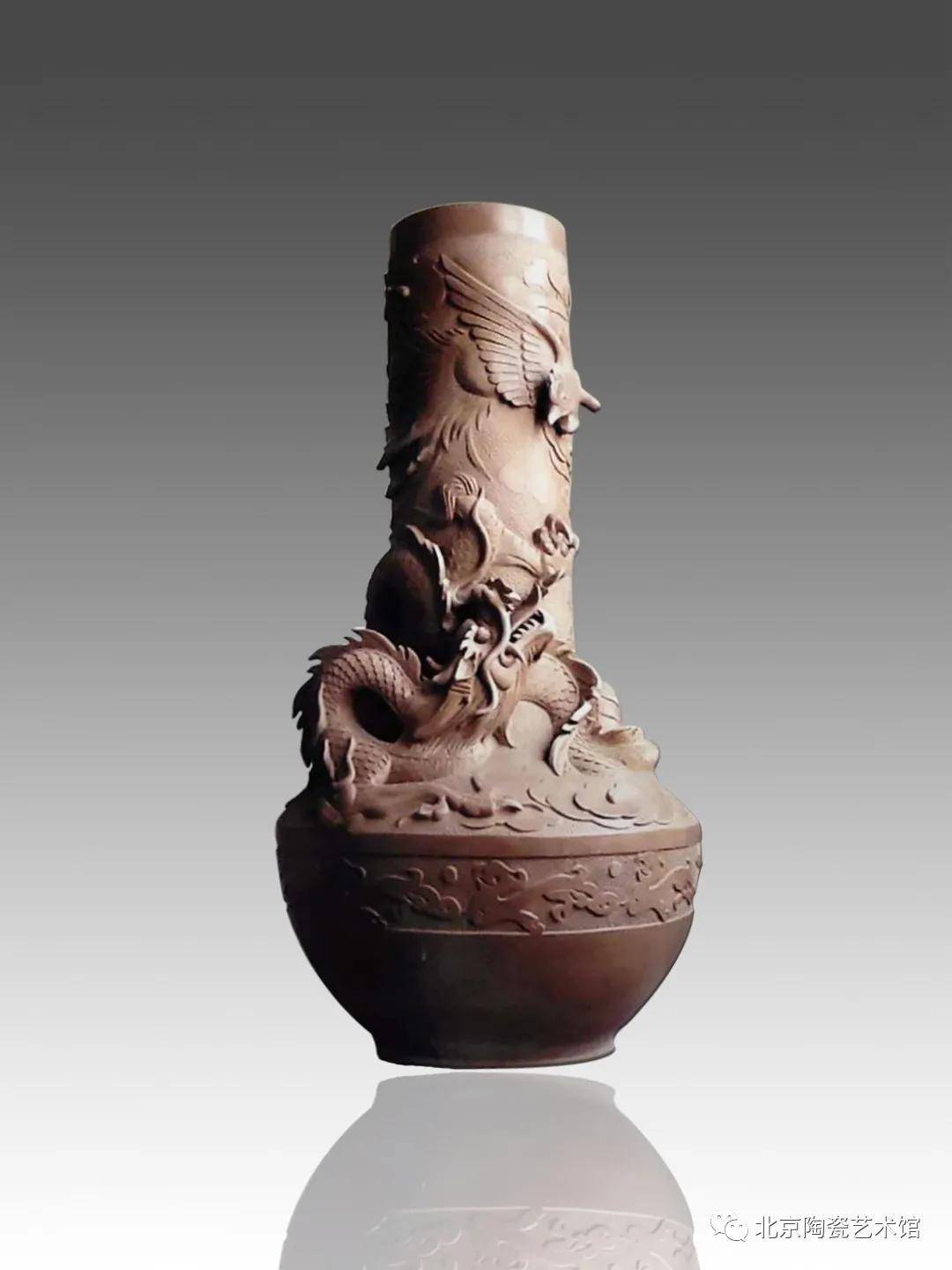 来东山作品《凤飞龙舞瓶》(北京陶瓷艺术馆)