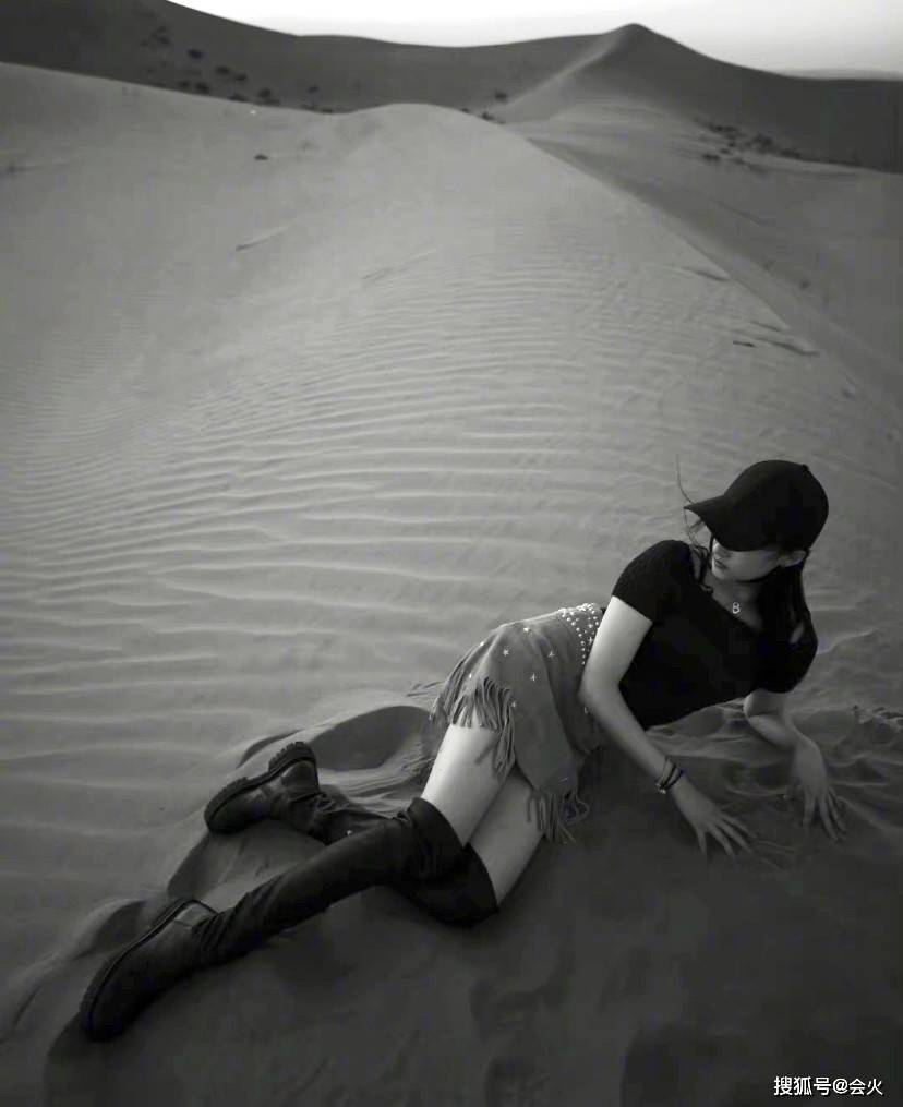 女王|关晓彤沙漠旅游照曝光，随意躺沙堆上露长腿，感叹要脚踏实地