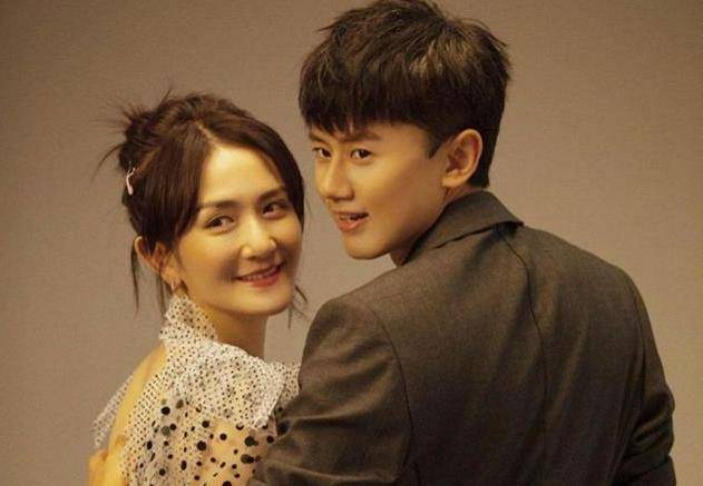 名字|罕见秀恩爱！谢娜和张杰一同出行，两人十指紧扣画面超甜！