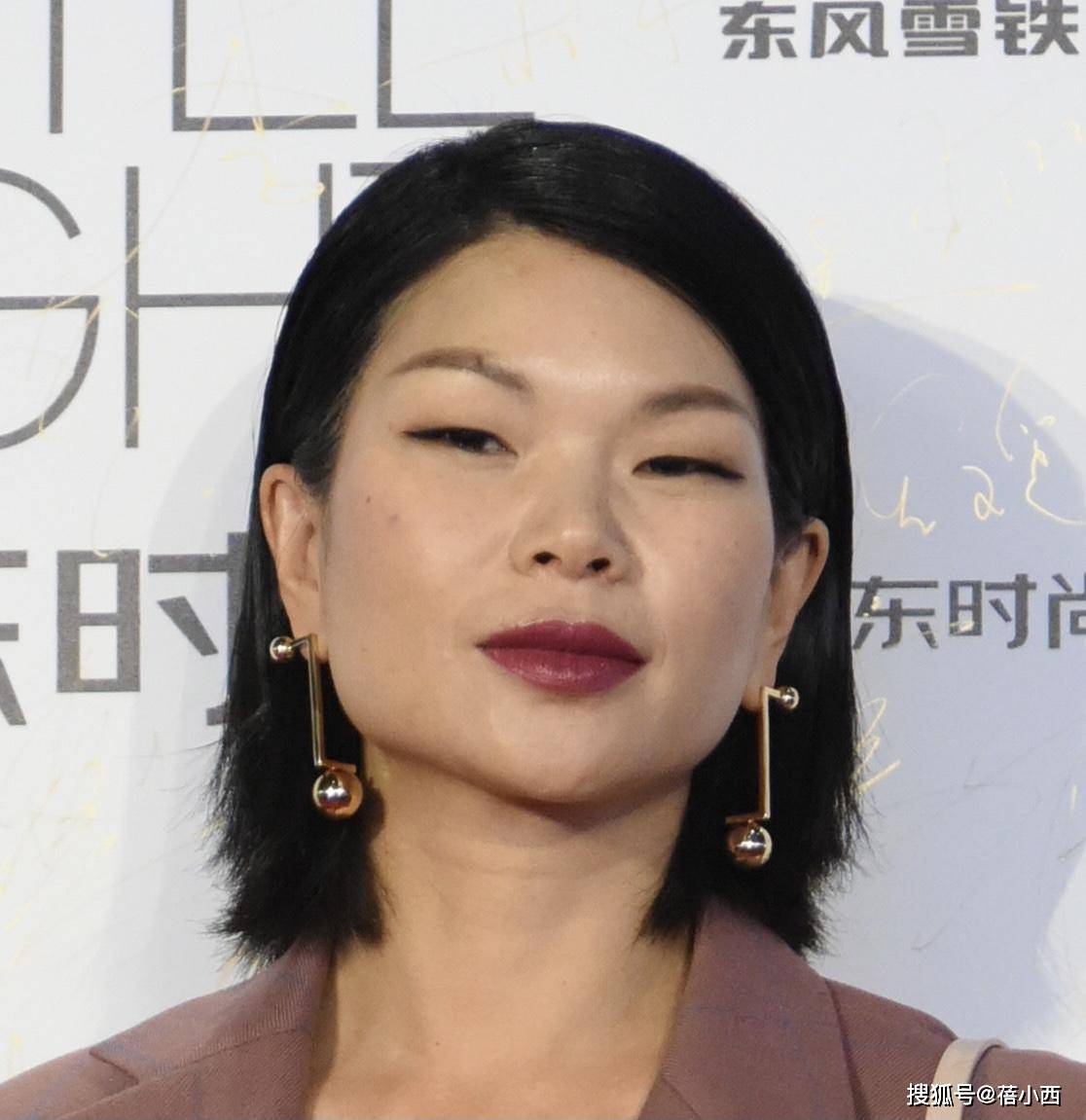 Part|“丑模”吕燕真是逆袭的代表，穿西装配阔腿裤干练大气，很有派头