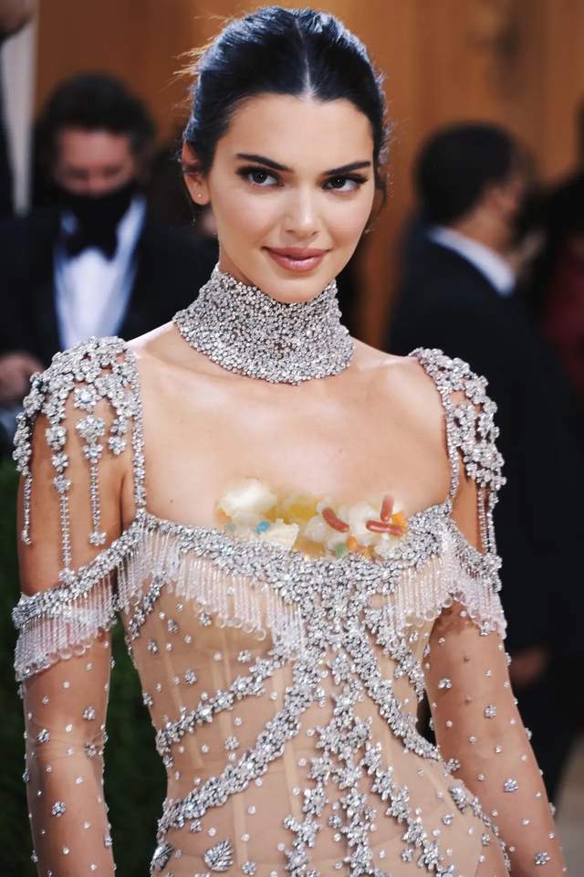 达尔·詹娜|肯豆致敬赫本闪耀Met Gala，金·卡戴珊与侃爷全黑造型让人迷惑