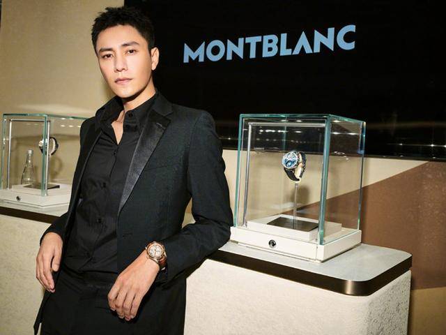 装饰|陈坤久违走机场,穿补丁衬衫身材显瘦,45岁罕见戴两金耳环太抢镜