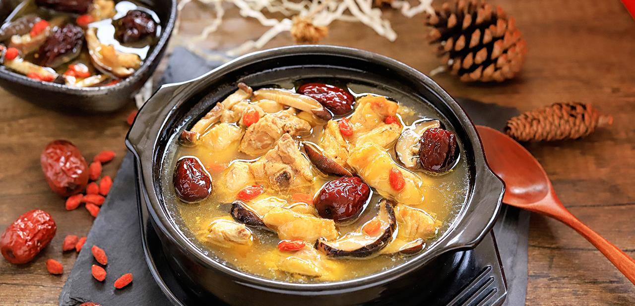 炖鸡汤时 别直接炖 多加1步 汤鲜肉嫩 味道不输大饭店 红枣