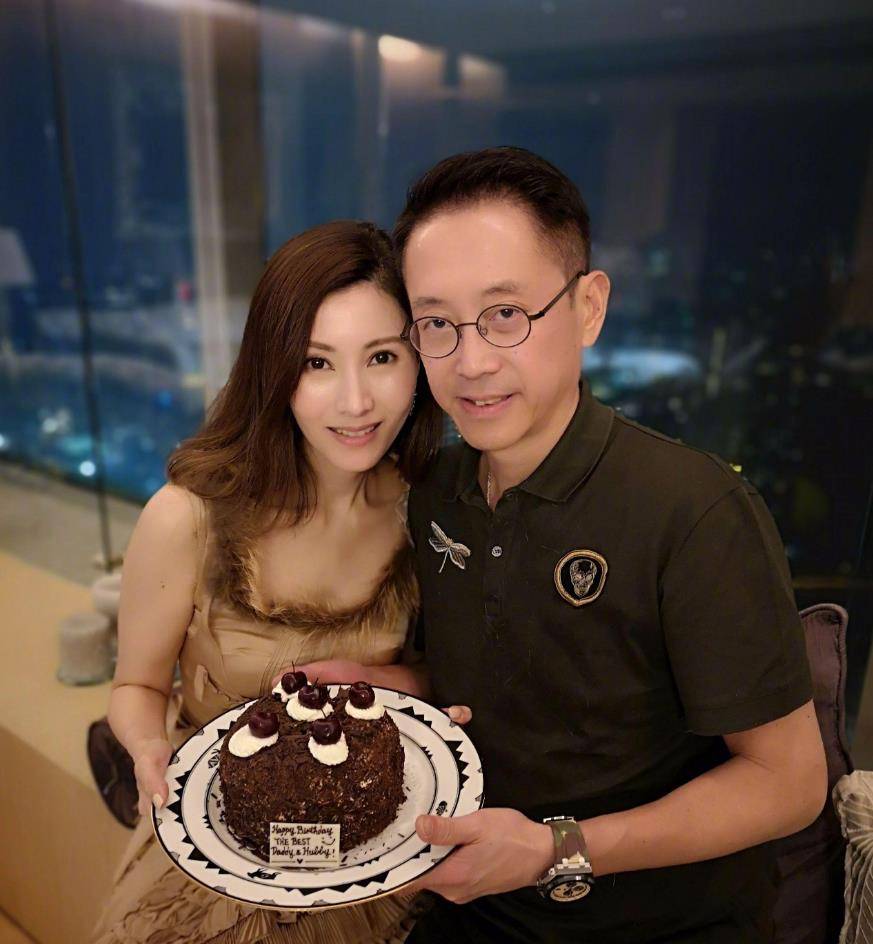 元素|李嘉欣为百亿老公庆生，两人穿搭低调甜蜜对视，结婚13年还秀恩爱