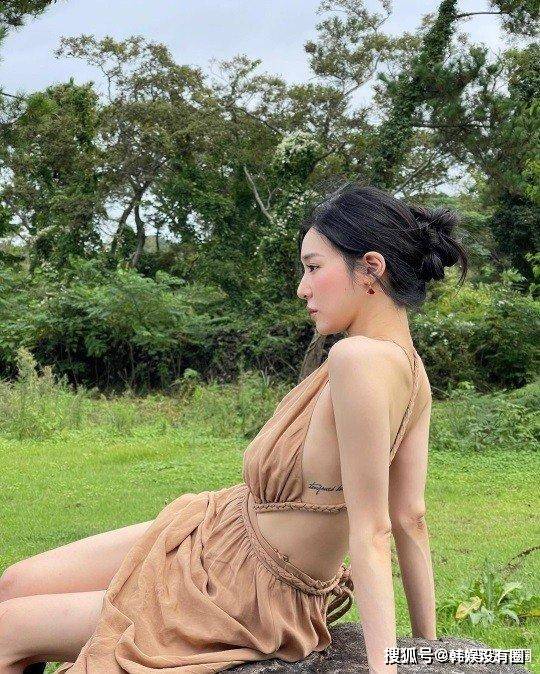 这背都露到胸了 少女时代tiffany晒私照 大秀美腿 美背 酥胸 照片