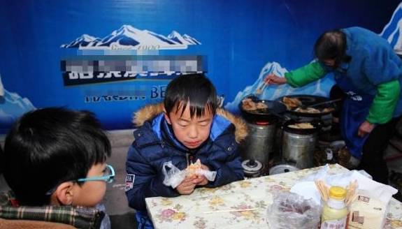 因为|老奶奶校门口卖“最便宜”早餐,5毛一份,路人:有钱也不会买!