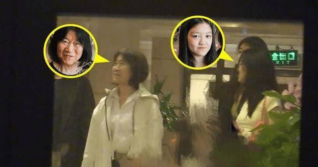 自拍|24岁窦靖童晒怼脸自拍！长刘海遮眼睛太帅气，参加聚餐紧靠男友人