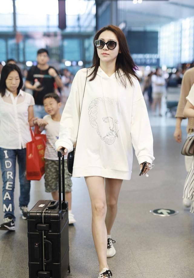 显得|黄梦莹的气韵挺成熟的,穿V领拼接裙优雅大气,就是发型略微显老