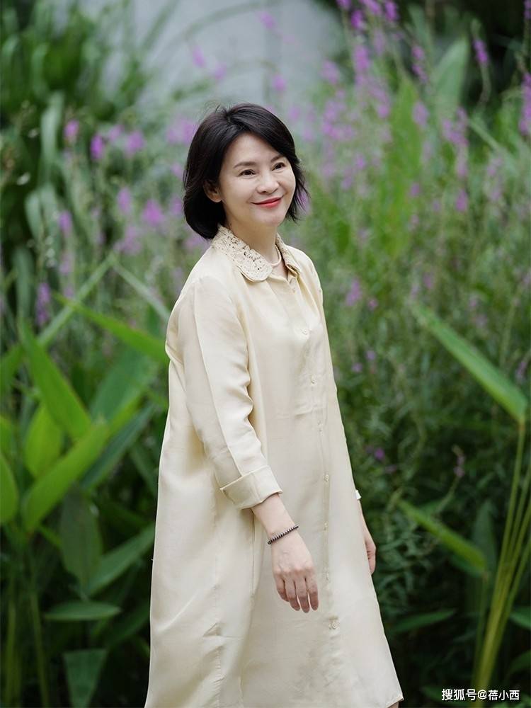 服装|女人过了40岁尽量少穿花俏衣服，试试这些极简衬衫，时髦显气质