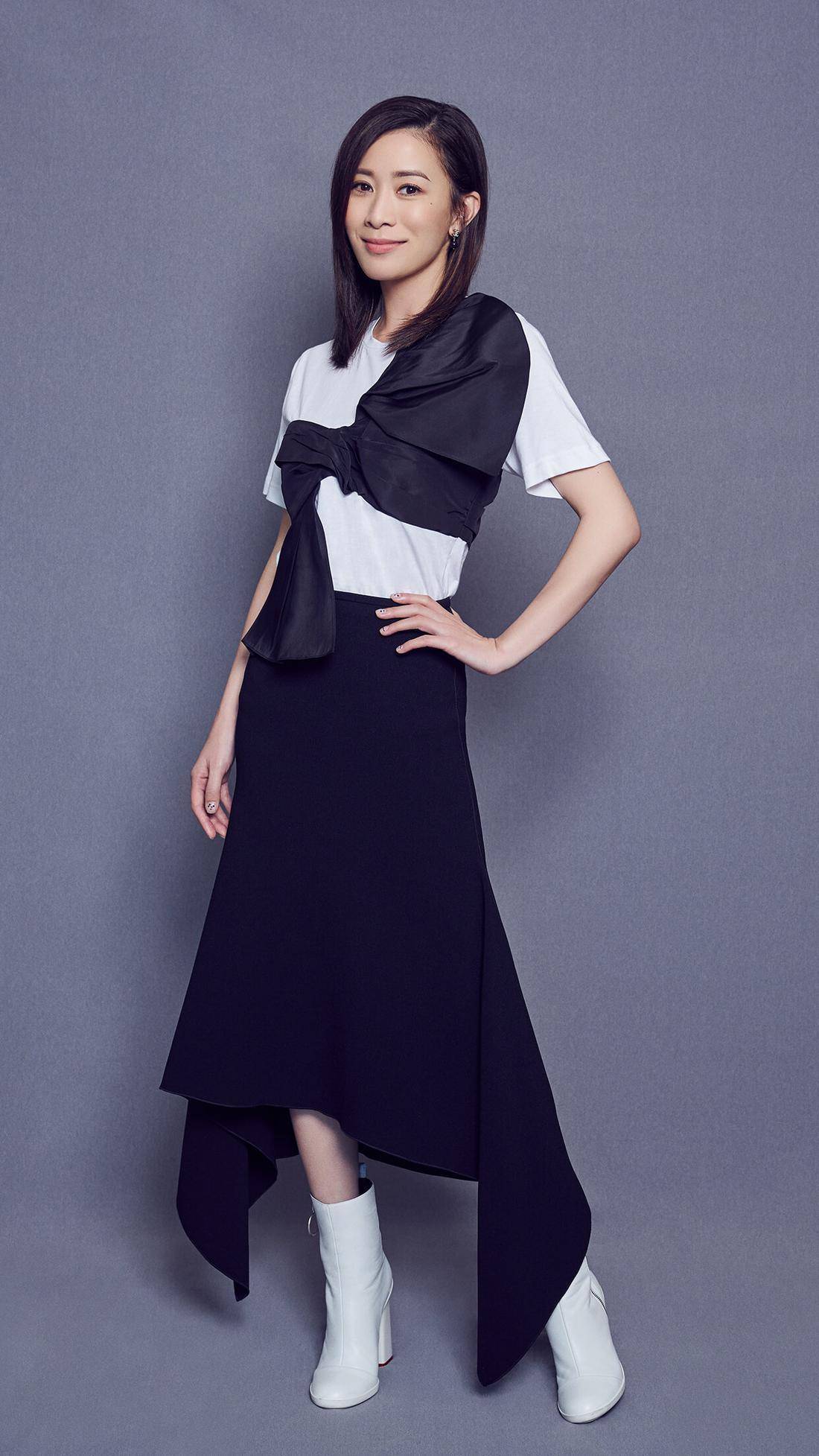 真会|佘诗曼真会“扮嫩”,灰色连体裤配牛仔外套减龄俏皮,洋气又精致