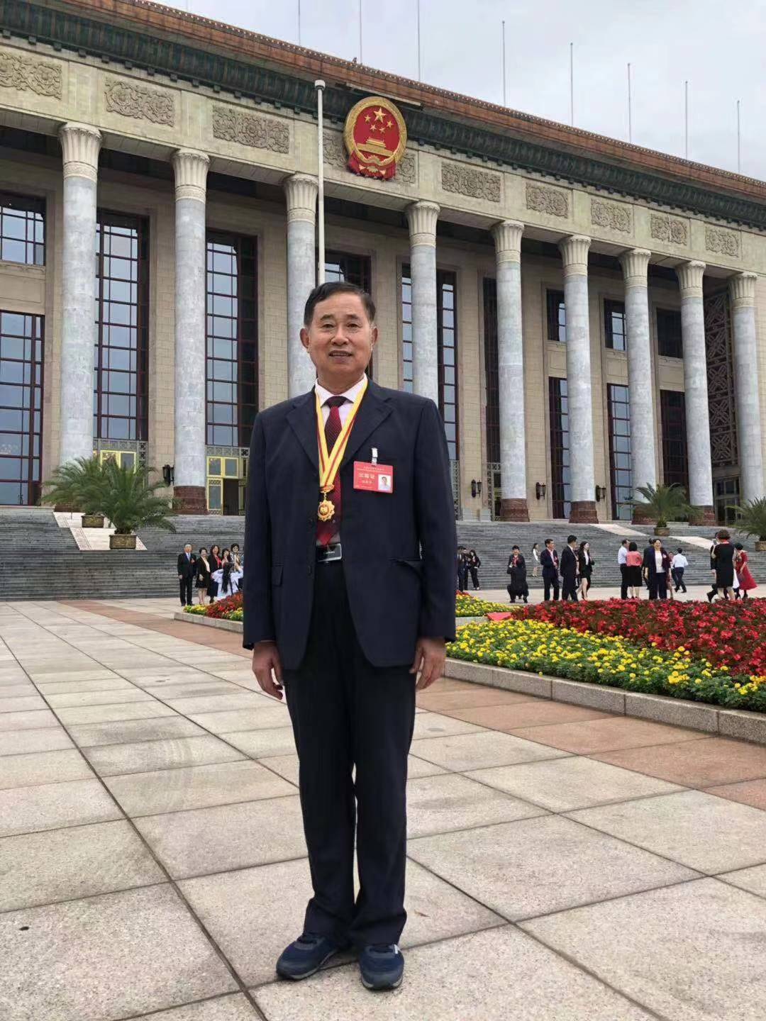 苏州这位"折翼天使"的守护者火了_陆振华