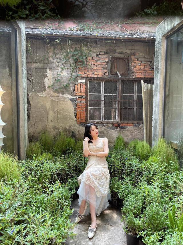 好身材|范志毅的女儿美得高调，吊带裙拼接珍珠流苏，好身材展露无遗