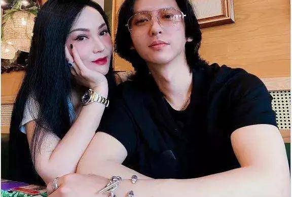 暖宝妈:张淇妻子两人一犬,小小的家庭温馨自在.