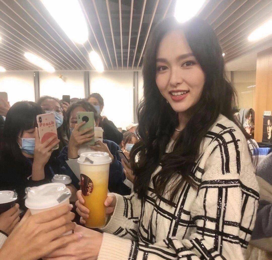 纸片人|37岁唐嫣生图曝光,产后依旧是纸片人身材,大腿似男生拳头粗