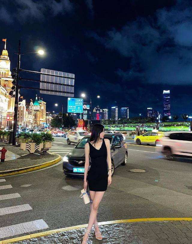 好身材|范志毅的女儿美得高调，吊带裙拼接珍珠流苏，好身材展露无遗