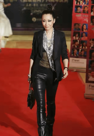 连体|一身黑搭配飒爽又帅气,裤子和鞋拼在一起真潮