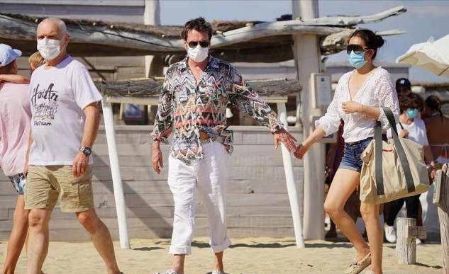 老公|巩俐终于做回小女人，穿深V热裤海滩散步，外籍老公全程牵手贴心