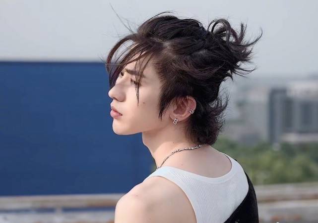 作为一个|蔡徐坤全新杂志曝光，首次挑战硬汉风格，这个风格hold住了吗