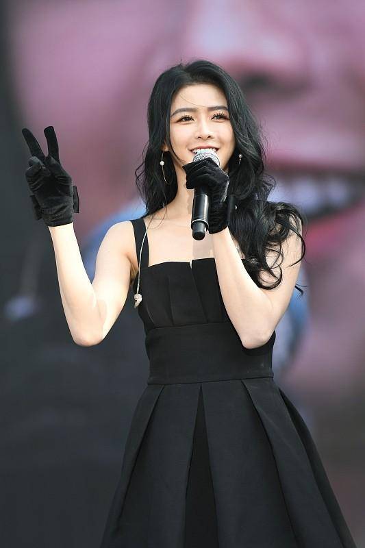 蔡卓希|蔡卓希看不出离过婚，穿黑裙好妩媚，但“苍蝇腿睫毛”好减分