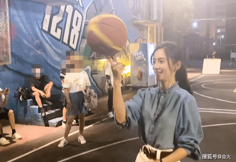 投篮|32岁baby片场穿超短裤打篮球！身材纤瘦双腿笔直，用指尖转球好厉害