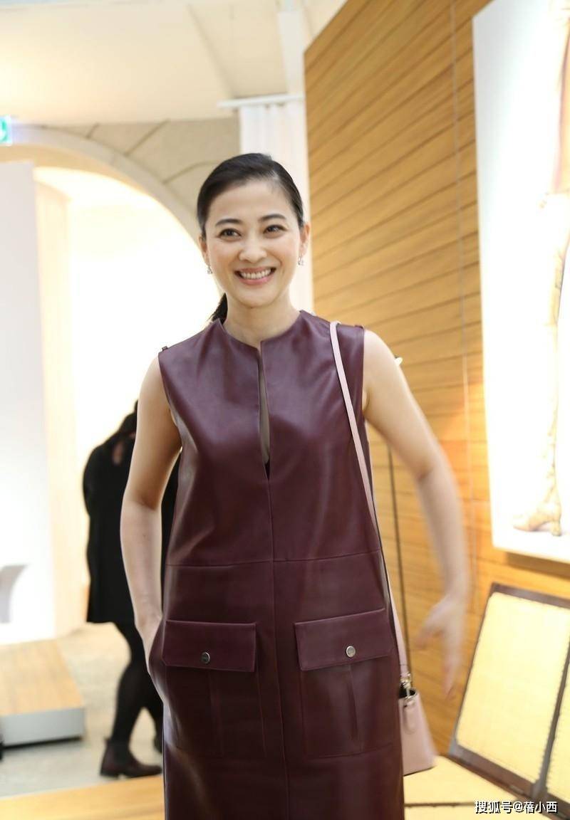 设计|梅婷脱离微胖圈后真会穿，无袖皮裙领口“开条缝”，高级感无敌了